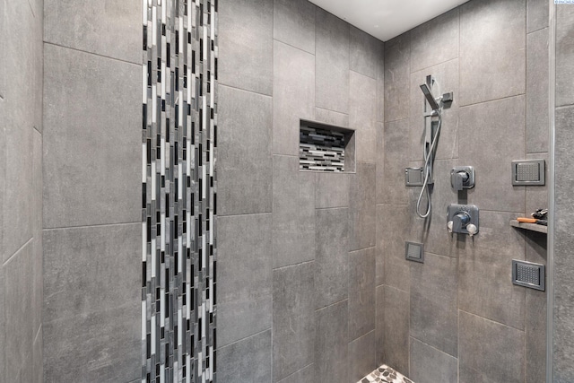 9115 W Maple Dr, Pasco, WA 99301 - full bath featuring tiled shower