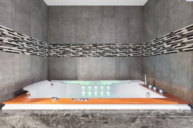 9115 W Maple Dr, Pasco, WA 99301 - bathroom featuring a garden tub