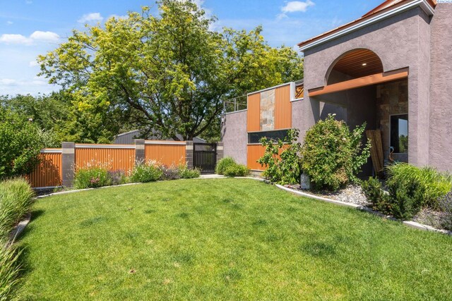 9115 W Maple Dr, Pasco, WA 99301 - view of yard featuring a gate