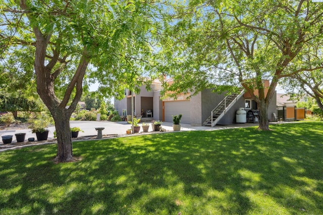 9115 W Maple Dr, Pasco, WA 99301 - view of grassy yard with stairs and driveway