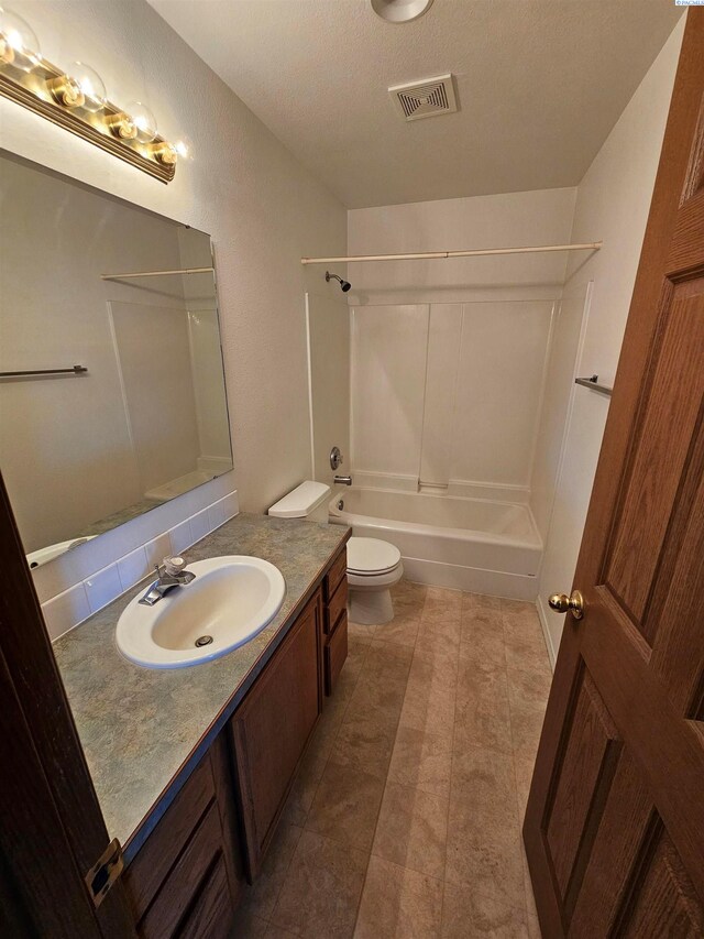1135-1137 NE Indiana St, Pullman, WA 99163 - bathroom featuring washtub / shower combination, vanity, toilet, a textured ceiling, and visible vents