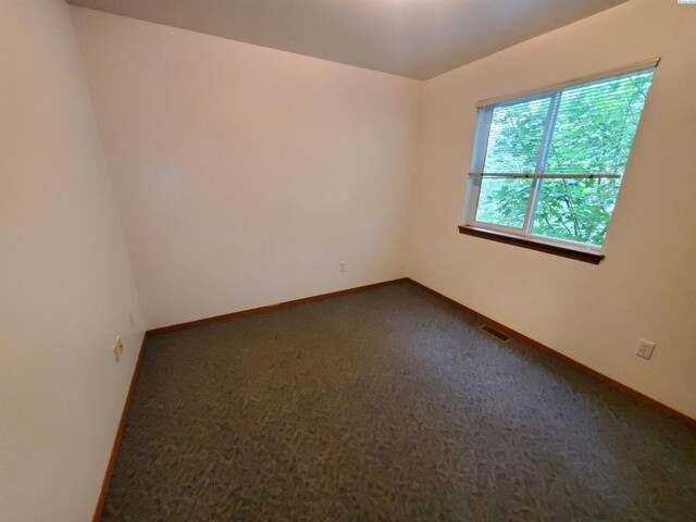 1135-1137 NE Indiana St, Pullman, WA 99163 - unfurnished room featuring baseboards and dark carpet