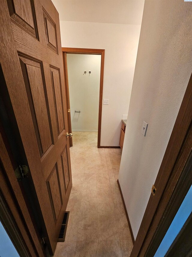 1135-1137 NE Indiana St, Pullman, WA 99163 - hall featuring baseboards and visible vents