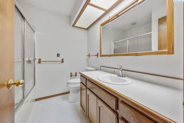 1110 W 22nd Ave, Kennewick, WA 99337 - full bathroom with vanity, toilet, bath / shower combo with glass door, and baseboards