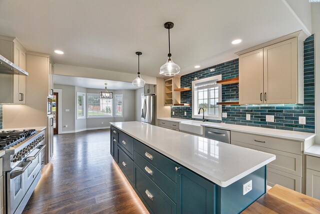 745 SE Carolstar Dr, Pullman, WA 99163 - kitchen featuring stainless steel appliances, a sink, dark wood-style flooring, backsplash, and light countertops