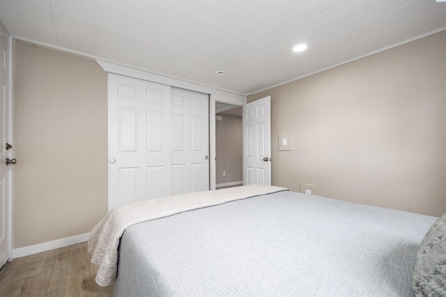 1517 Perkins Ave, Richland, WA 99354 - bedroom featuring wood finished floors, baseboards, a closet, recessed lighting, and ornamental molding