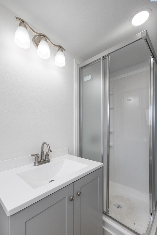 1517 Perkins Ave, Richland, WA 99354 - full bathroom with a stall shower and vanity