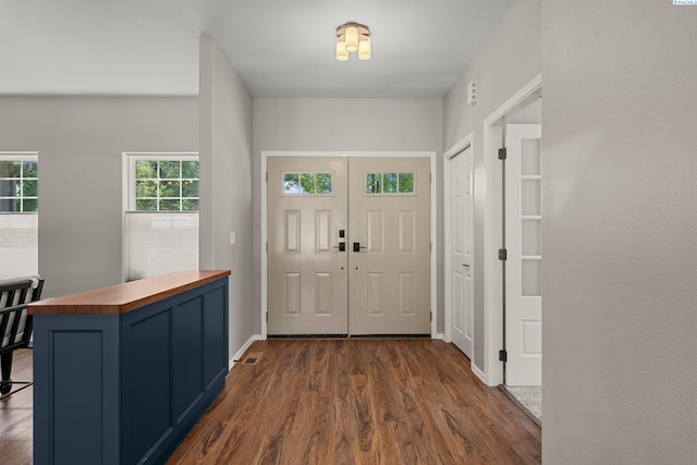 19 Ivy Ln, Pasco, WA 99301 - entryway with dark wood-style flooring and baseboards