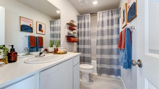 611 S Zeelar St, Kennewick, WA 99336 - bathroom with vanity, wood finished floors, and shower / bath combo