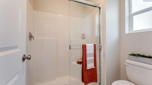 611 S Zeelar St, Kennewick, WA 99336 - bathroom featuring a stall shower