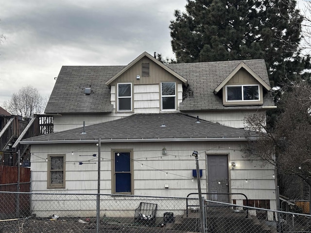 320 SE High St, Pullman, WA 99163 - view of front of house featuring a shingled roof and a fenced front yard