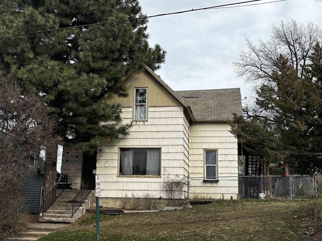 320 SE High St, Pullman, WA 99163 - view of home's exterior featuring a shingled roof and fence