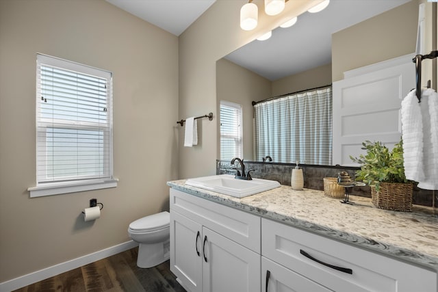 1120 S Kansas Pl, Kennewick, WA 99338 - bathroom featuring vanity, toilet, a shower with shower curtain, baseboards, and wood finished floors