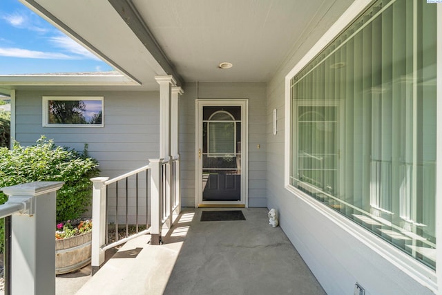 704 W 18th Ct, Kennewick, WA 99337 - view of exterior entry with a porch