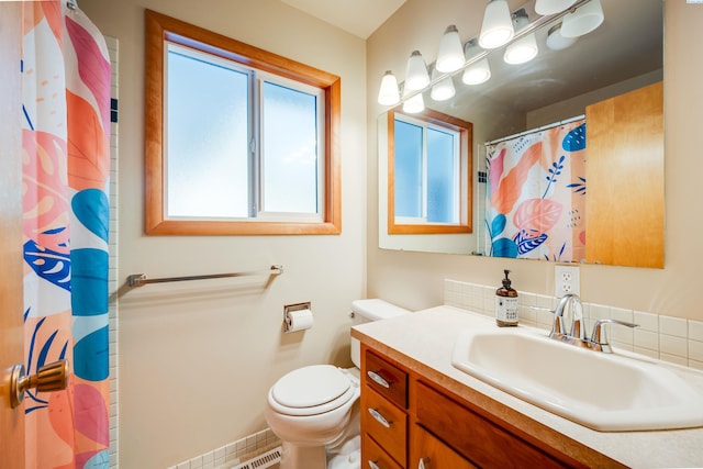 full bathroom featuring visible vents, a shower with shower curtain, vanity, and toilet