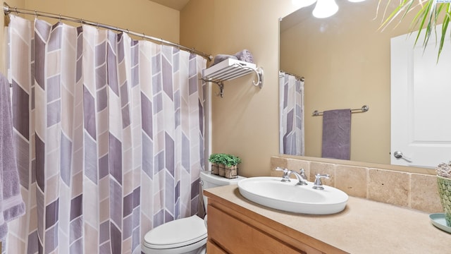 full bath with toilet, vanity, and a shower with curtain