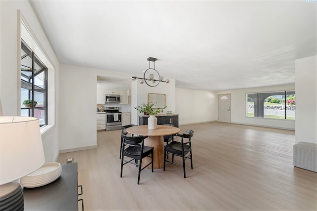 1819 Newport St, Kennewick, WA 99337 - dining space featuring light wood-type flooring, baseboards, and a chandelier