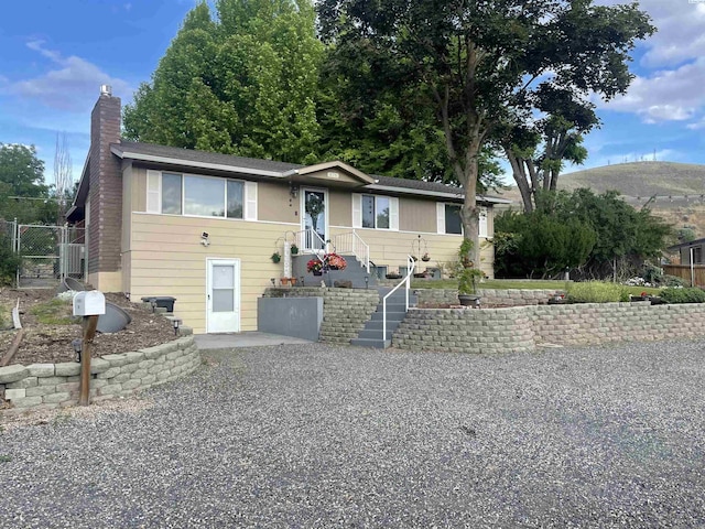 976 Campbell Dr, Prosser, WA 99350 - view of front of property with a chimney