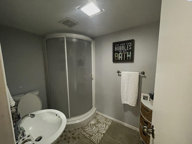 976 Campbell Dr, Prosser, WA 99350 - full bathroom featuring a shower stall, a sink, tile patterned floors, baseboards, and toilet