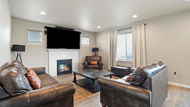 2955 S Kellogg St, Kennewick, WA 99338 - living area featuring a fireplace, light wood-type flooring, baseboards, and recessed lighting