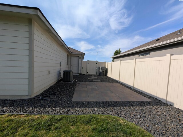 1519 W 33rd Pl, Kennewick, WA 99337 - view of parking / parking lot with a fenced backyard