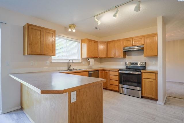 927 N Owen Ave, Pasco, WA 99301 - kitchen with appliances with stainless steel finishes, under cabinet range hood, a sink, a peninsula, and light countertops