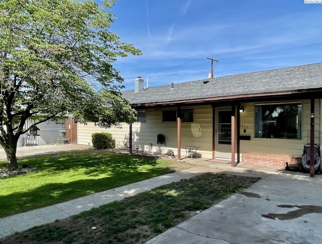 2402 Dover St, Richland, WA 99352 - view of front facade featuring a front yard, a shingled roof, and a patio area