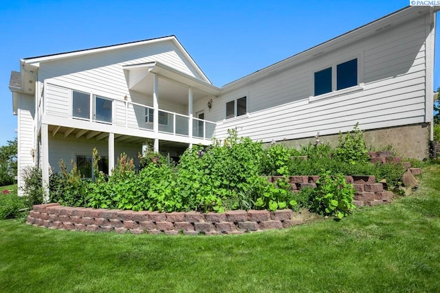 1815 NW Nicole Ct, Pullman, WA 99163 - back of property featuring a lawn and a balcony