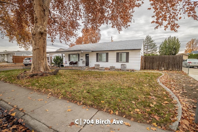 view of front of home featuring a front lawn