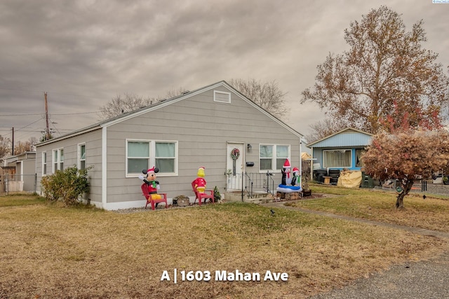 view of front of property featuring a front lawn