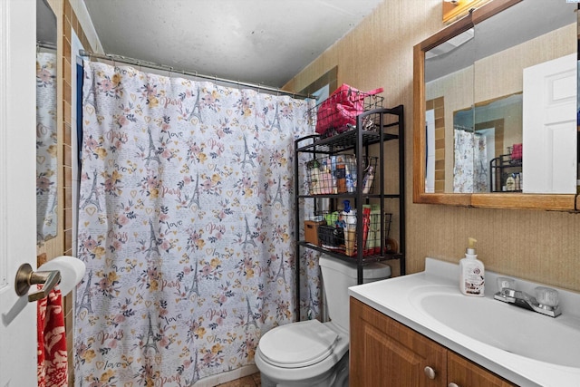 506 S Zillah St, Kennewick, WA 99336 - full bathroom with toilet, vanity, curtained shower, and wallpapered walls