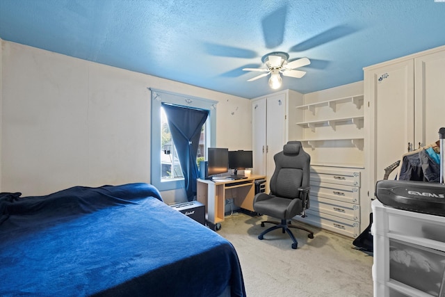 506 S Zillah St, Kennewick, WA 99336 - bedroom with light colored carpet, a ceiling fan, a desk, and a textured ceiling