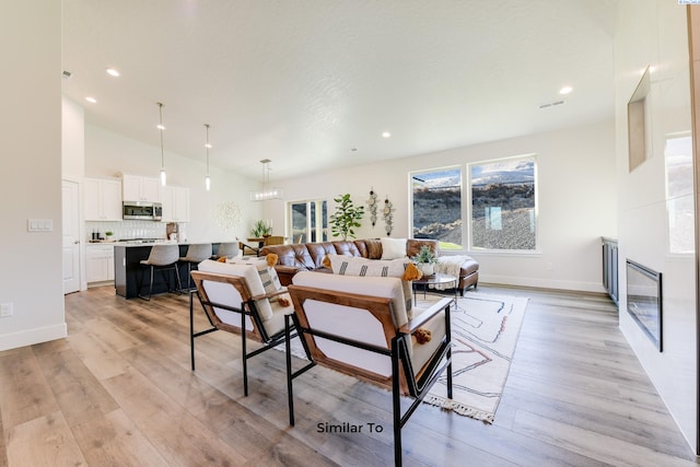 6482 W 30th Pl, Kennewick, WA 99338 - living room featuring light wood-style flooring, baseboards, recessed lighting, and vaulted ceiling