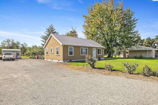 view of front of property featuring a front lawn