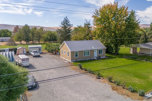 view of front of property featuring a mountain view and a front lawn