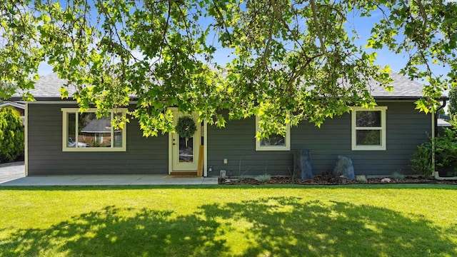 654 Cottonwood Dr, Richland, WA 99352 - view of front facade featuring a front yard, a patio, and a shingled roof