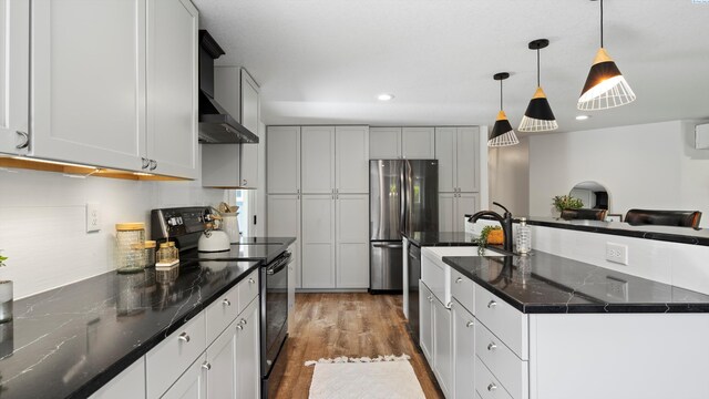 654 Cottonwood Dr, Richland, WA 99352 - kitchen with black appliances, a sink, recessed lighting, dark wood finished floors, and a kitchen island with sink