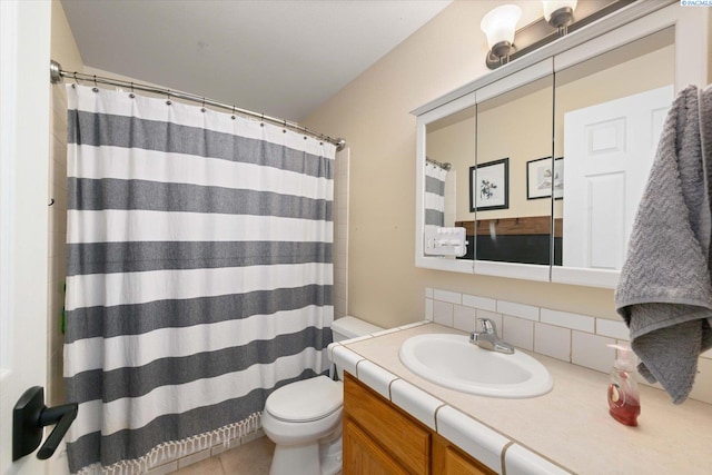 2519 W Grand Rhonde Pl, Kennewick, WA 99336 - full bath featuring decorative backsplash, vanity, toilet, and a shower with shower curtain