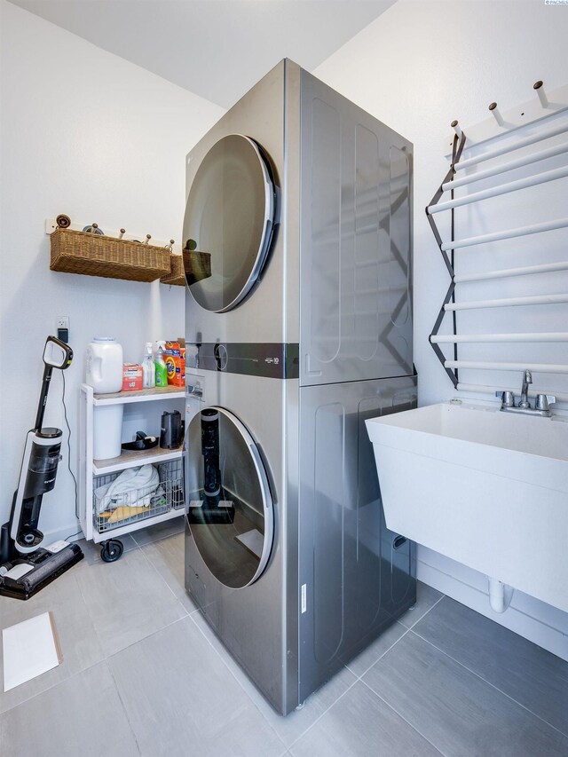 930 SW Finch Way, Pullman, WA 99163 - laundry area featuring stacked washer and clothes dryer and tile patterned flooring