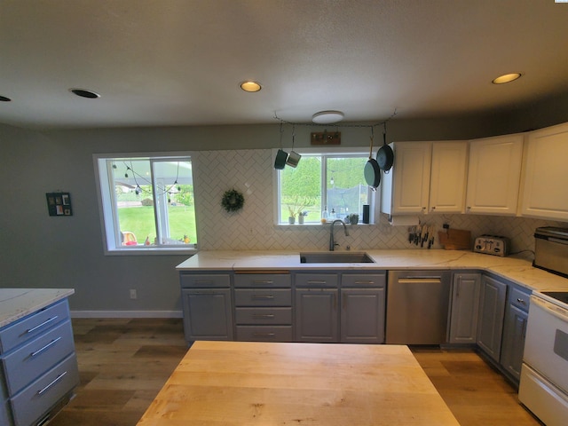 7218 W 15th Ave, Kennewick, WA 99336 - kitchen with a sink, dishwasher, wood counters, decorative backsplash, and recessed lighting
