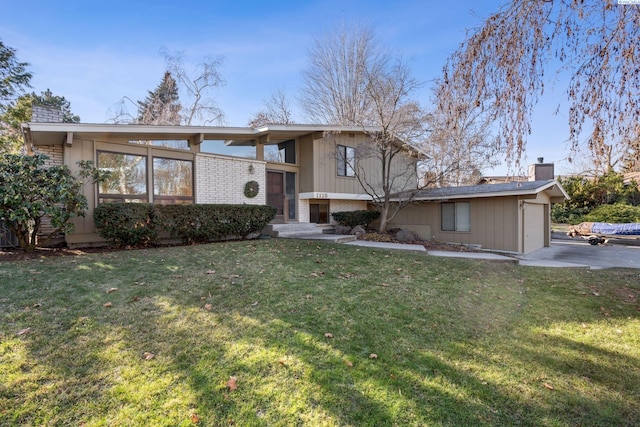 view of front of property featuring a garage and a front yard