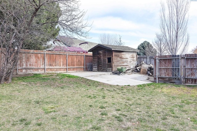 2780 Katie Rd, Kennewick, WA 99338 - view of yard featuring a patio area and a gate