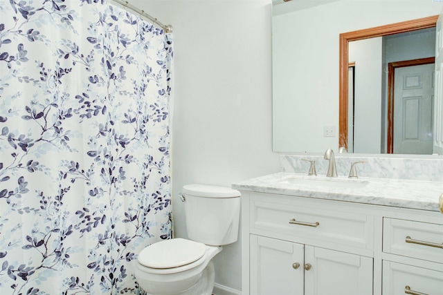 bathroom featuring a shower with shower curtain, vanity, and toilet