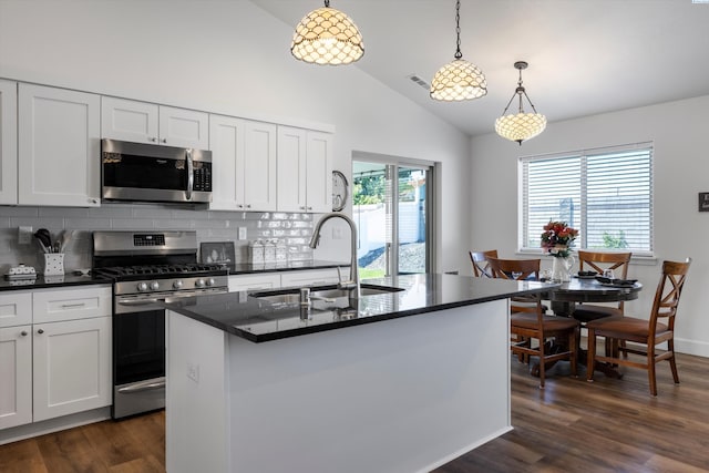 600 Lizzy Ln, Grandview, WA 98930 - kitchen featuring visible vents, a sink, dark wood-style flooring, stainless steel appliances, and lofted ceiling