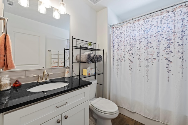 600 Lizzy Ln, Grandview, WA 98930 - full bathroom with visible vents, curtained shower, toilet, vanity, and wood finished floors