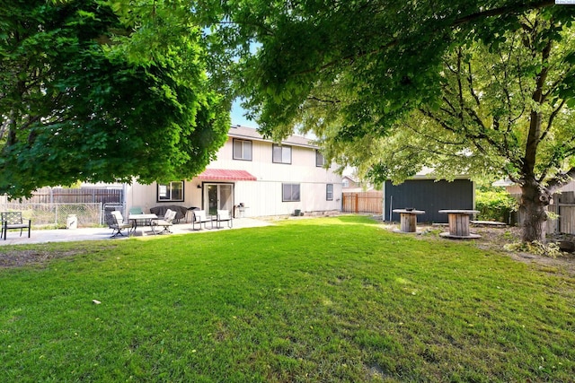 view of yard featuring a patio area