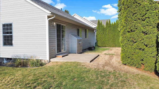470 NW Robert St, Pullman, WA 99163 - view of side of home featuring a patio, a lawn, and a shingled roof