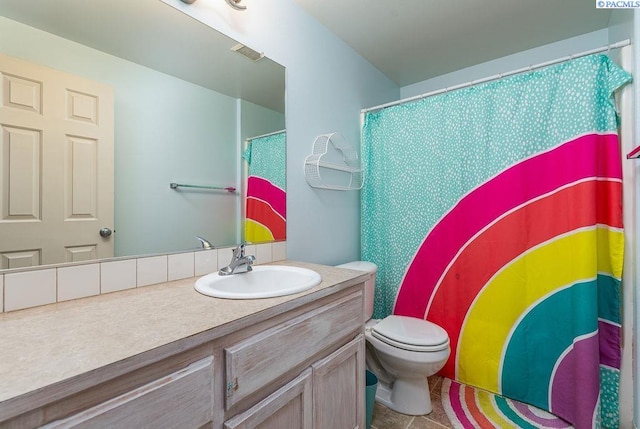 5309 Buchanan Ln, Pasco, WA 99301 - full bathroom featuring vanity, toilet, curtained shower, and tile patterned flooring