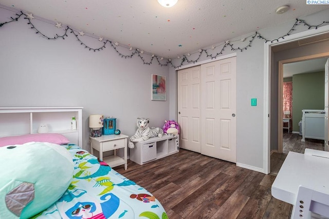 5309 Buchanan Ln, Pasco, WA 99301 - bedroom featuring a closet, wood finished floors, and baseboards