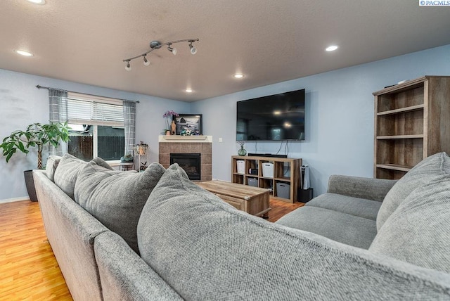 5309 Buchanan Ln, Pasco, WA 99301 - living area featuring wood finished floors, a fireplace, recessed lighting, and baseboards